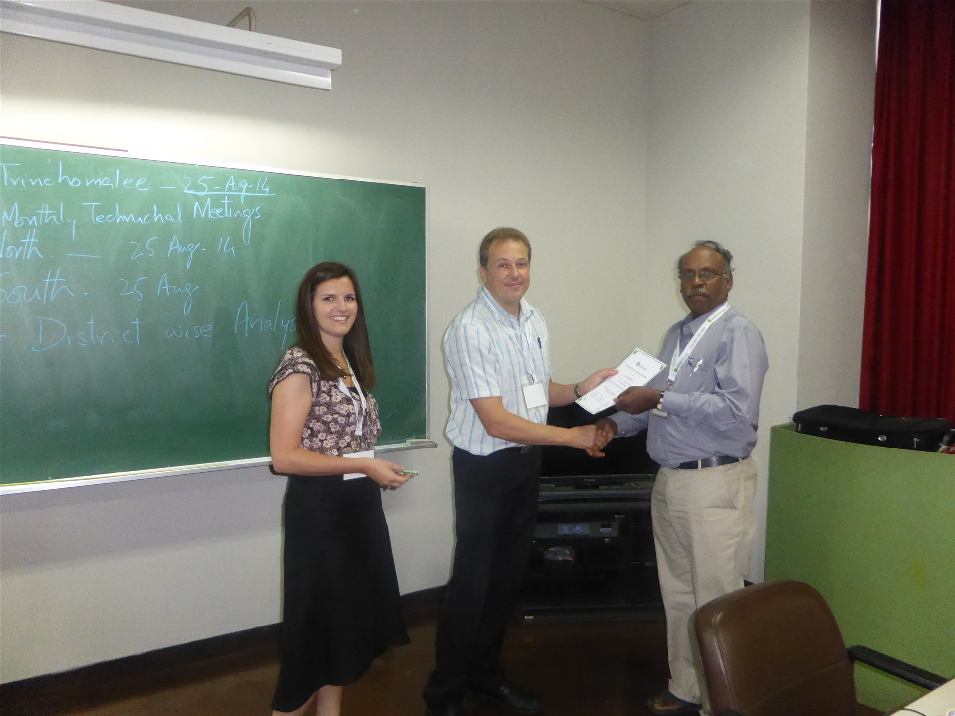 Damage symptoms Scirtothrips perseae (avocado thrips); mature avocado fruit exhibiting elongate feeding scars caused by S. perseae feeding.