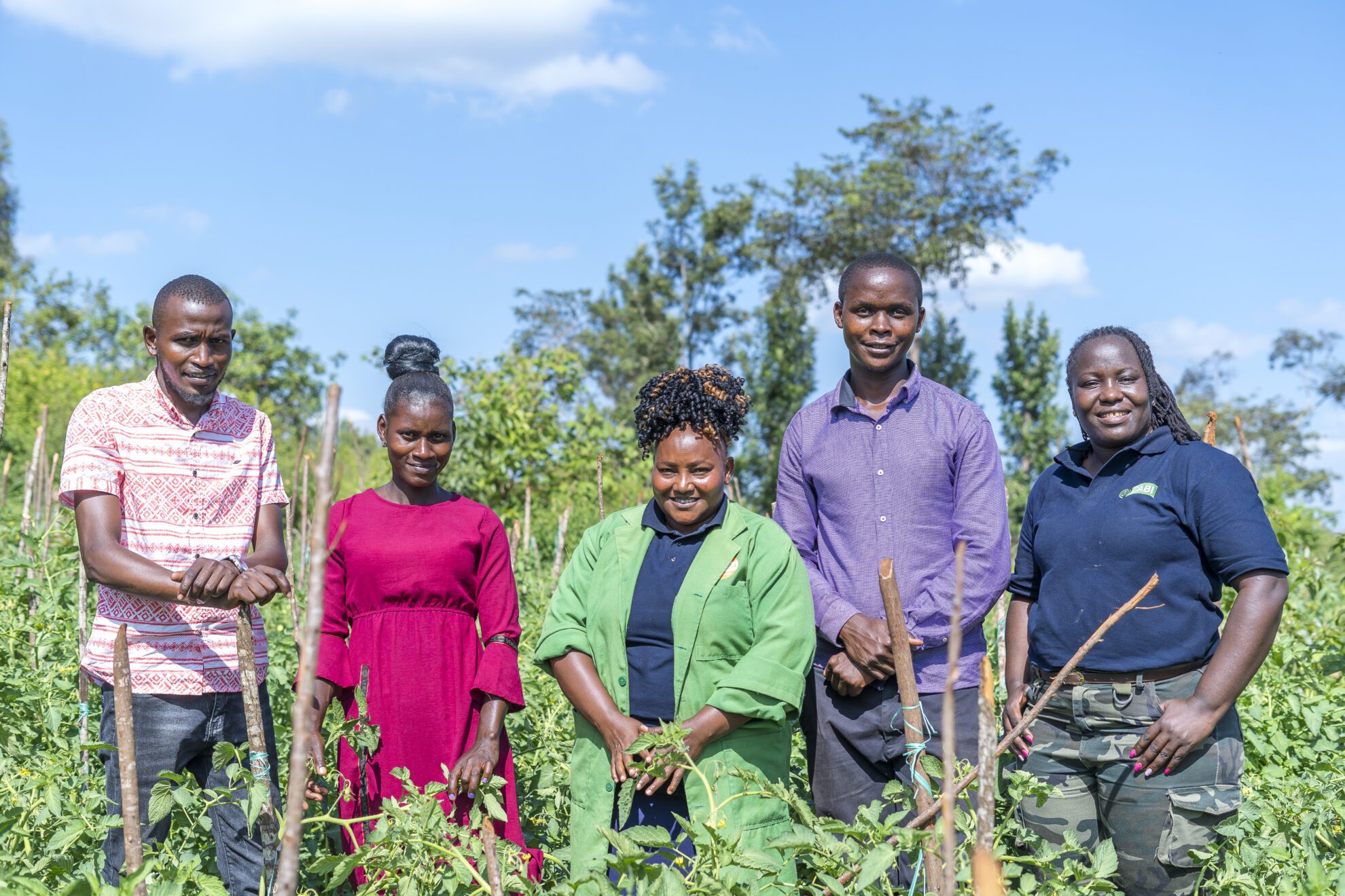 youth-women-kenya-crops
