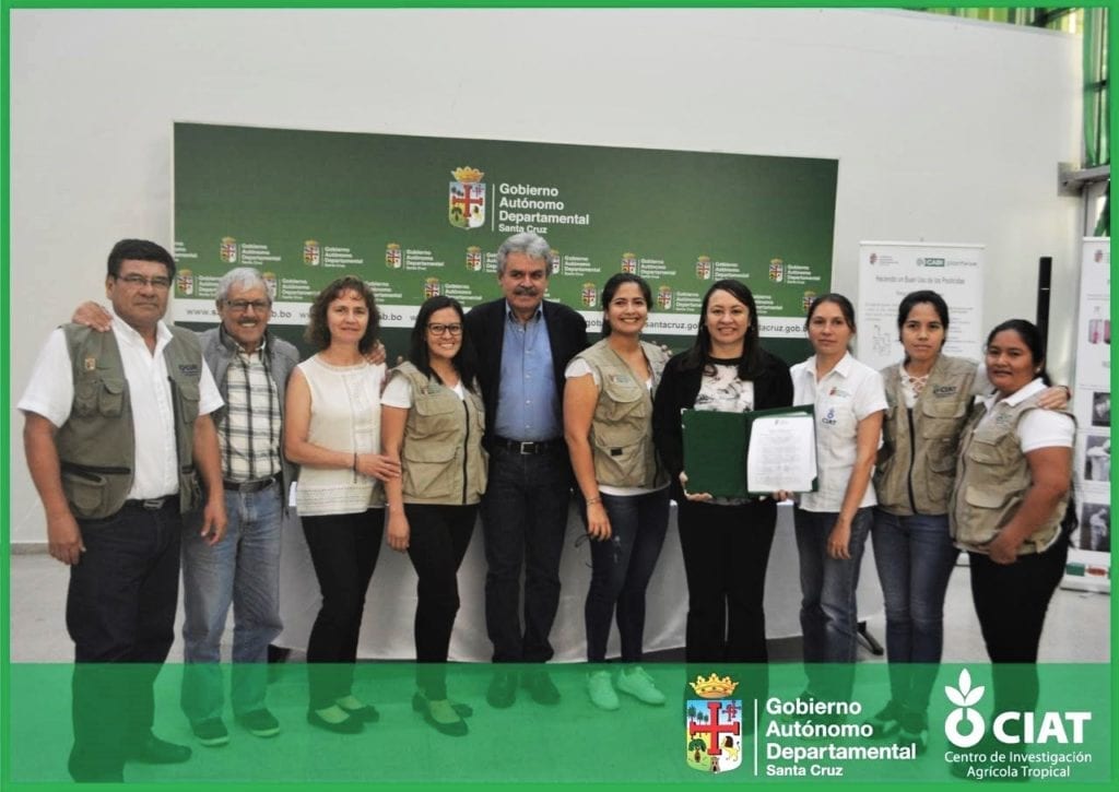 Dr Yelitza Colmenarez (fourth from right) with Mr Luis Alberto Alpire Sánchez (centre) receiving recognition for Plantwise from the Bolivian Government