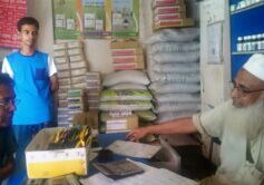 An agro-dealer in Bangladesh gives advice on agricultural inputs. © CABI.